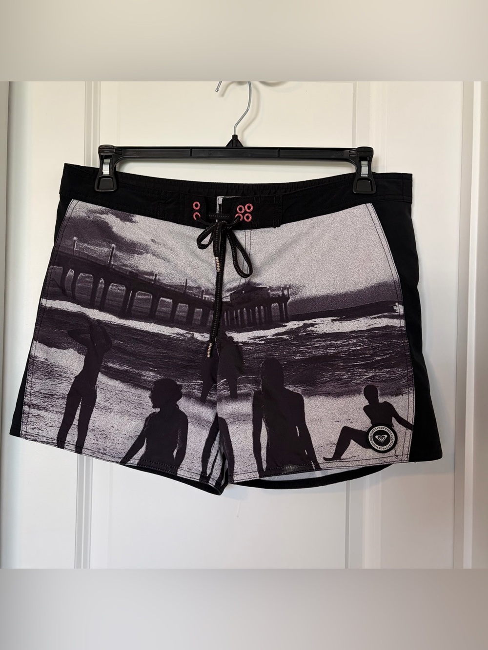 Roxy Black & Gray Beach Silhouette Swim Shorts
Size 13. Lg-XL